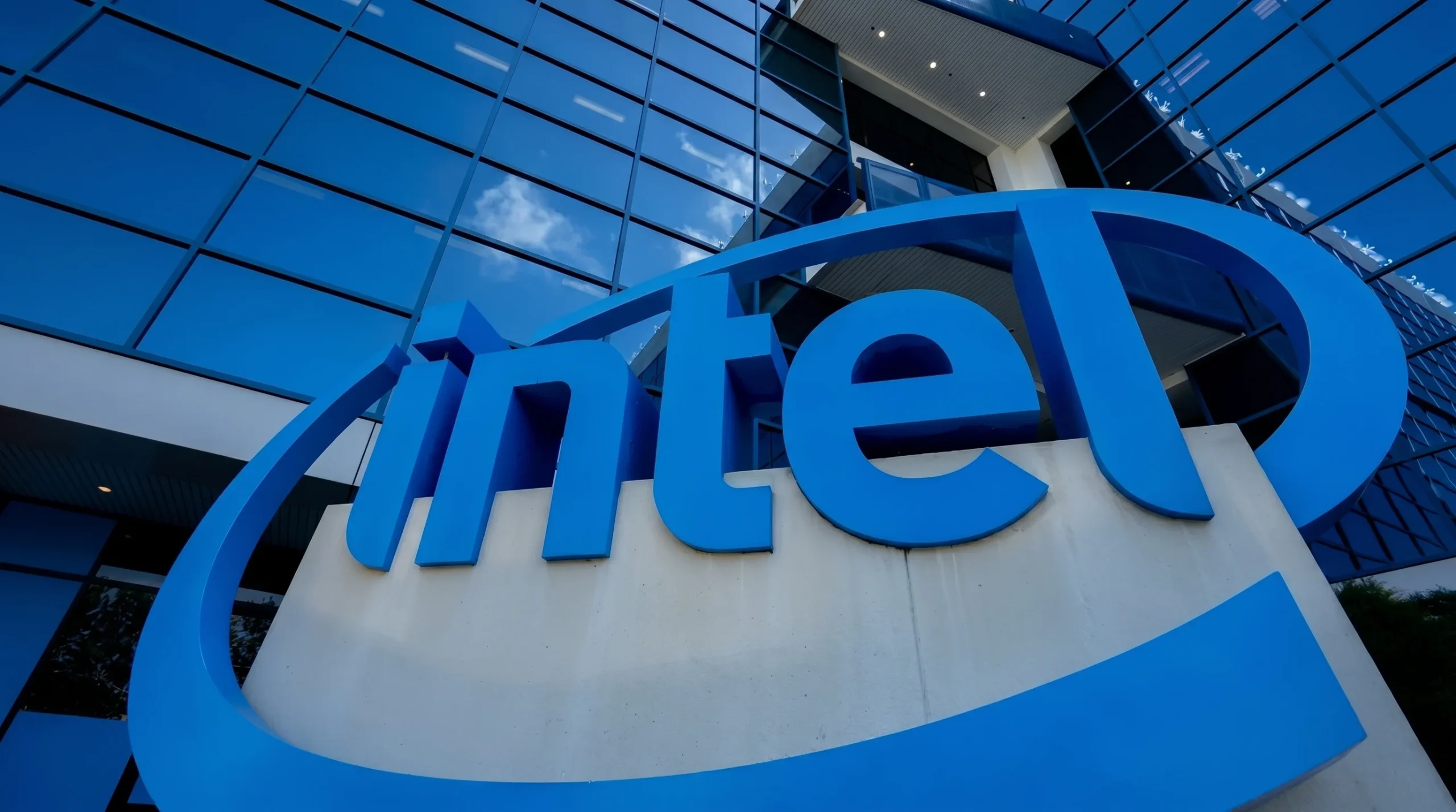 霍尔木兹油价破103软件股单日崩6%，英特尔盘后20%反杀四巨头财报前夕